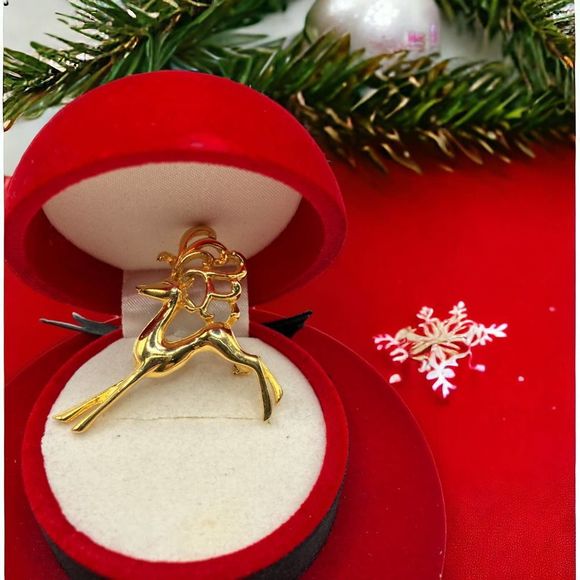 Gold-Tone Reindeer Flying Brooch! - Picture 1 of 6